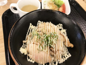 鶏チャーシュー丼定食¥700