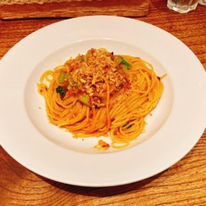 穴子と小松菜、オリーブのトマトソーススパゲッティ
