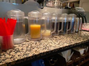 ドリンクバーのメニューは、オレンジジュース、グレープフルーツジュース、ウーロン茶、アイスコーヒー、アイスティー、ホットコーヒー、ホットティー