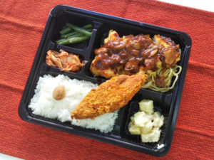 「週替わり弁当」は鶏のピカタ×白身魚のフライ600円(税込）