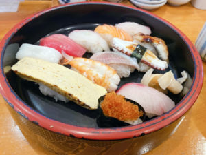 にぎり寿司定食 12貫（うどん付） 1,250円(税込)