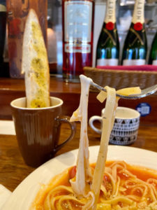 モッツァレラのびるシンプルトマトパスタ1,000円(税込）「Cafe de 10番」