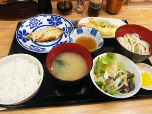黒むつ西京焼き&天ぷら盛り定食 800円（税込み）「海鮮料理 にしの」