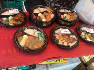 「一夢庵 カレー」のミンチカツと唐揚げ弁当600円と煮物100円