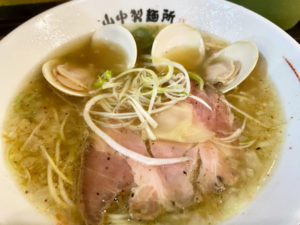 「山中製麺所」貝塩らーめん 850円(税込)