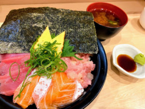 「エン時」本日の日替わり丼（サーモン・マグロとトロタクの3色丼） 980円(税込)