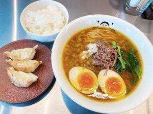 カレー中華ソバ 950円 +餃子定食ハーフ(餃子3個＋ライス) 250円 + 煮卵トッピング 100円