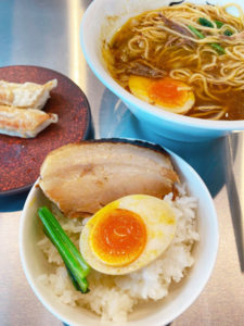 カレー中華ソバ 950円 +餃子定食ハーフ(餃子3個＋ライス) 250円 + 煮卵トッピング 100円