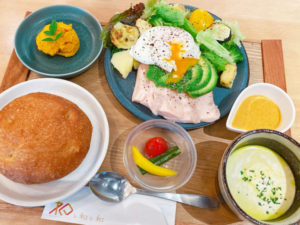 「和レ和レ和」新メニュー、鶏むね肉とアボカドのサラダ 1,050円（税込）