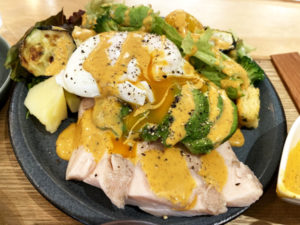 「和レ和レ和」新メニュー、鶏むね肉とアボカドのサラダ 1,050円（税込）