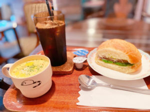 「サンドイッチズ」アボカドと生ハム、玉ねぎのサンドイッチ350円＋スープドリンクセット+250円＋ミニチーズケーキ+180円