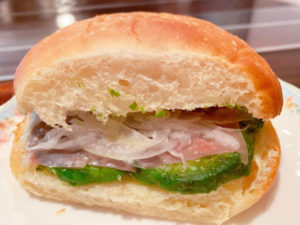 アボカドと生ハム、玉ねぎのサンドイッチ350円