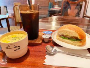 「サンドイッチズ」アボカドと生ハム、玉ねぎのサンドイッチ350円＋スープドリンクセット+250円＋ミニチーズケーキ+180円