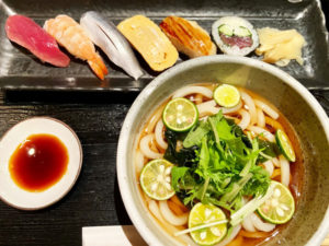 「魚料理 ささら」おまかせ寿しと日替わり麺 ¥850(税込)