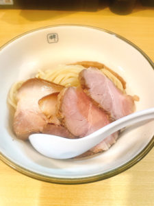「麺や 輝」のチャーシューつけ麺 1050円