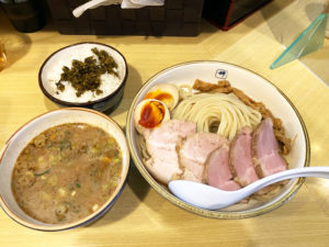 「麺や輝 長堀橋店」味玉チャーシューつけ麺(1150円)と高菜ライス(50円)