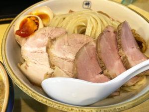 「麺や輝 長堀橋店」味玉チャーシューつけ麺(1150円)