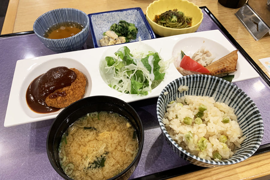「和たなべや」肉と魚のハーフ＆ハーフ定食750円