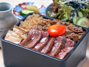 「㐂舌」黒毛和牛イチボ肉タタキとすき焼き煮の合い盛り重 ¥1,380