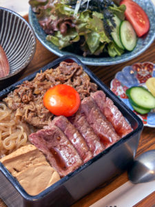 「㐂舌」黒毛和牛イチボ肉タタキとすき焼き煮の合い盛り重 ¥1,380