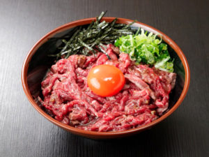 「精肉・卸の肉バル Sanoso」炭火焼き炙りユッケ丼 180g ¥850
