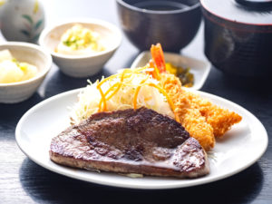 「しゃぶ陣」牛ロースステーキとエビフライ ¥1,000
