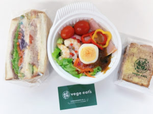 「vege eats」のサラダバーS 500円とツナサンド 380円