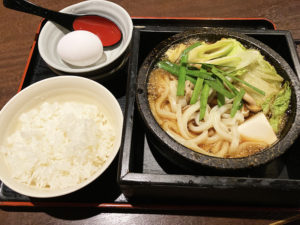 「テング酒場」石鍋牛すき焼きうどん定食¥850