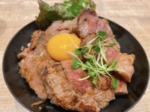 肉まみれ丼（小）750円