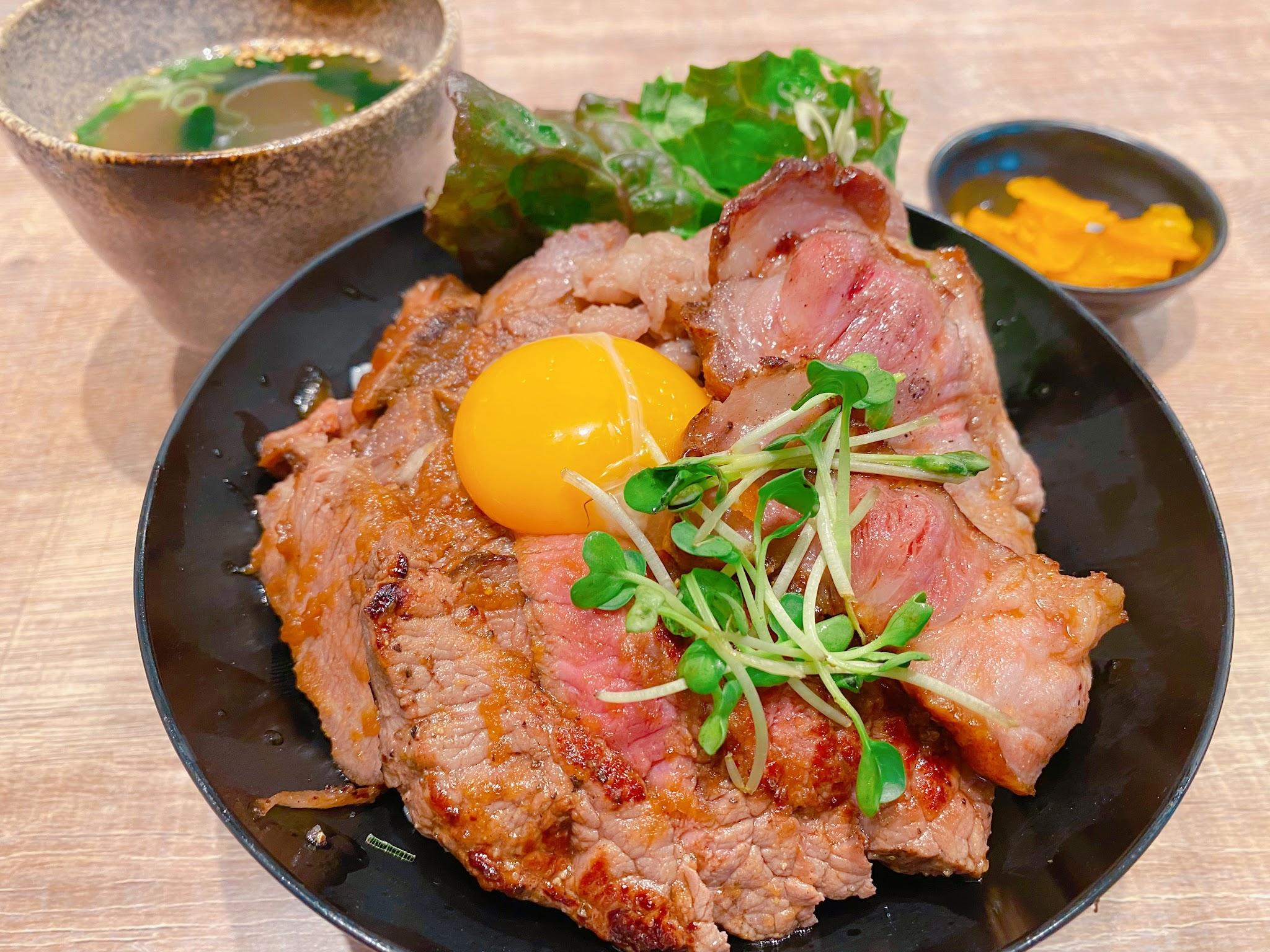 肉まみれ丼（小）750円