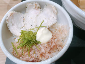 「醤油らーめん ピース 本町店」の鶏丼+柚子醤油ラーメン1,100円+メンマ増量100円