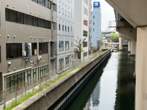 東横堀川側から見たお店の裏側 β本町橋が見えます。