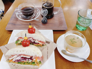 「manei cafe F 」のふわふわフォカッチャサンド+ドリンクセット 1,100円