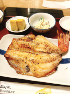 「炭火焼魚定食と釜戸ごはん 心斎橋食堂」の赤魚塩焼定食 990円