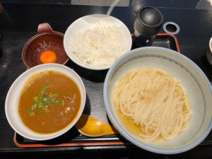 「饂飩酒場 うちわや」スパイシーカレーつけ麺＆TKBセット ¥870