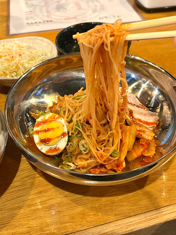 「東横堀韓食堂 てっさん」ピビン麺のセット ¥900（税込）
