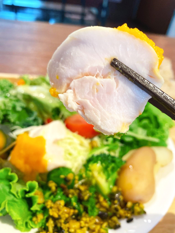 「Genreless deli restaurant 25」C.畑から届いた12種の野菜とやわらかく蒸した鶏胸肉のサラダ（パン、スープ付き）1,100円(税込)
