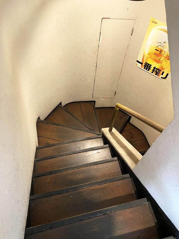 店内へ降りる階段