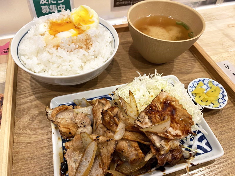 「元祖豚丼屋TONTON」生姜焼き定食　858円