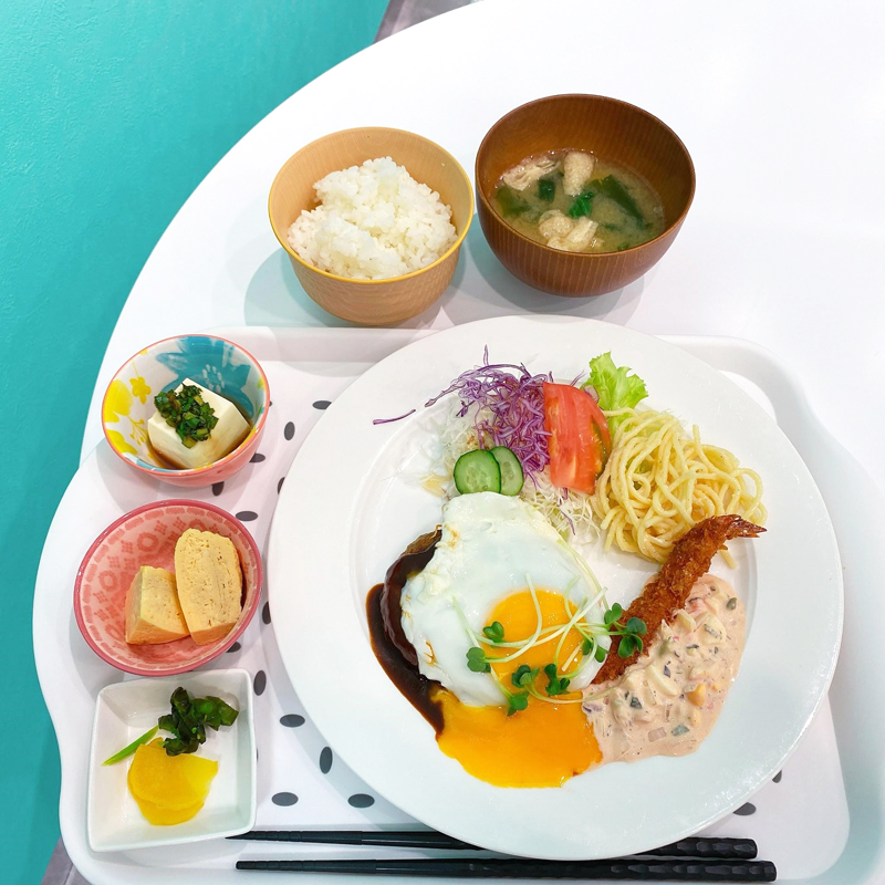 「cafe ＆ diner Ｍ」の目玉焼きハンバーグ＆エビフライ 850円