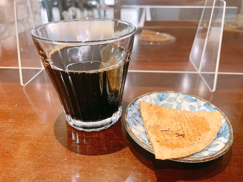沖縄のお菓子（黒糖味のパンケーキ）とアイスコーヒー