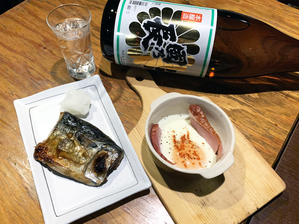 灰干しサバ（ハーフ）とベーコンエッグ、大阪産の日本酒