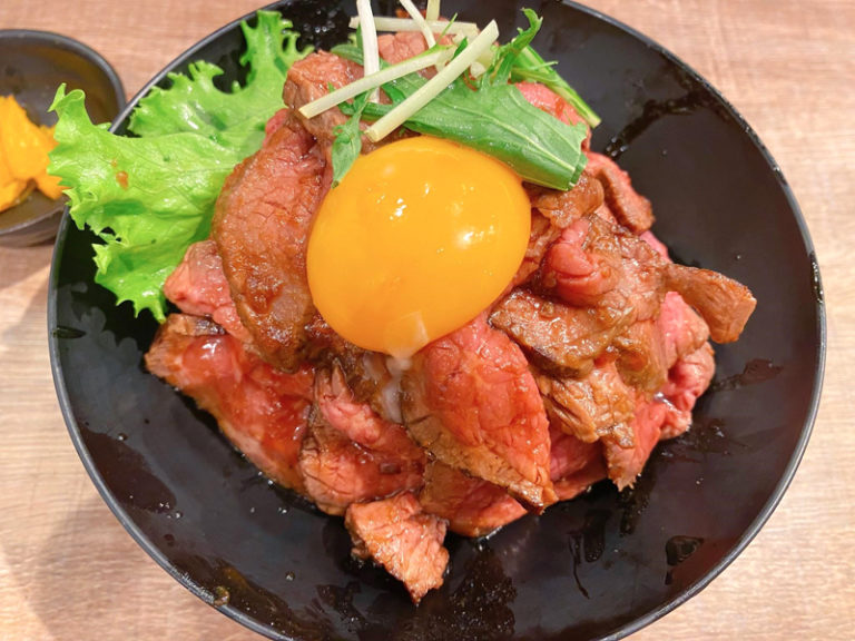 「マンマパーパ」のローストビーフ丼大(お肉1.5倍)1,265円(税込)