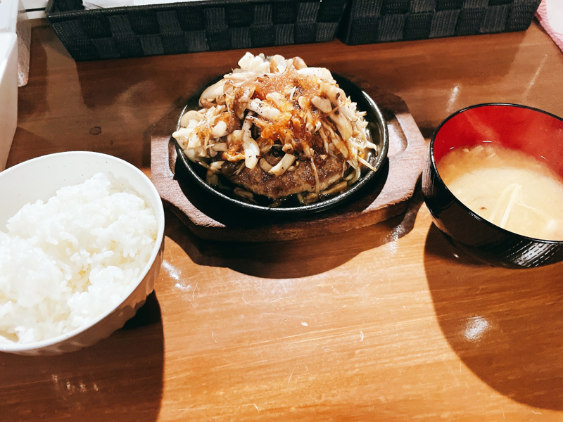 「the dinner TRAD」ハンバーグ定食900円 + 山盛りきのこ150円
