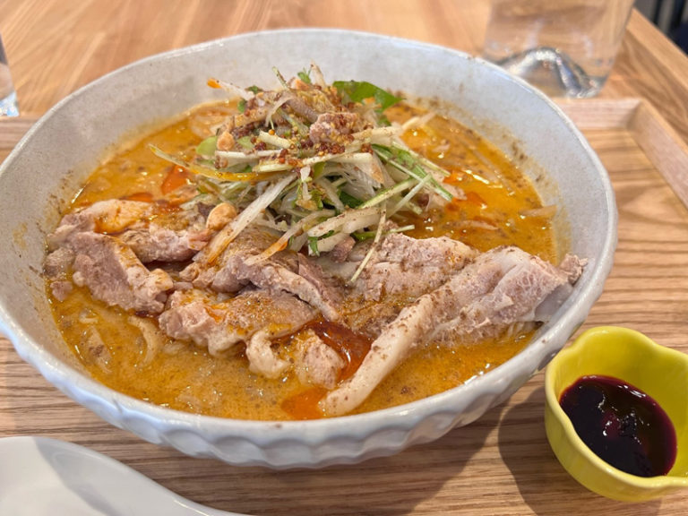 「SAVATOMY」の薬膳担々麺 ¥980(税込）