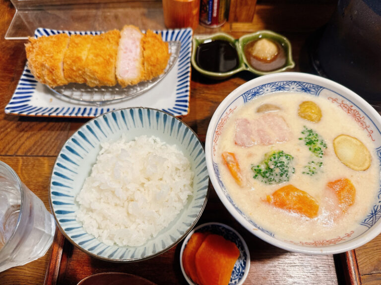 「汁食堂」のシチュー定食 ロースカツ付 1150円