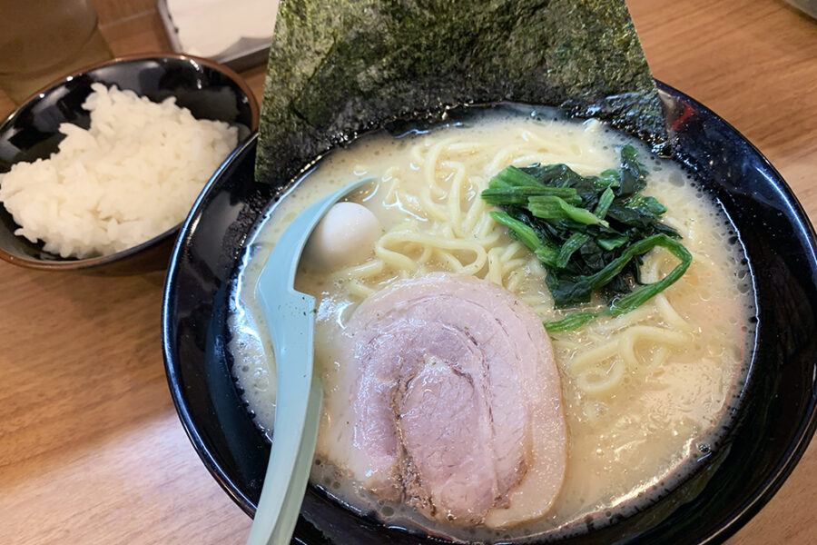 「町田商店」ラーメン750円、ランチタイムは半ライス付き