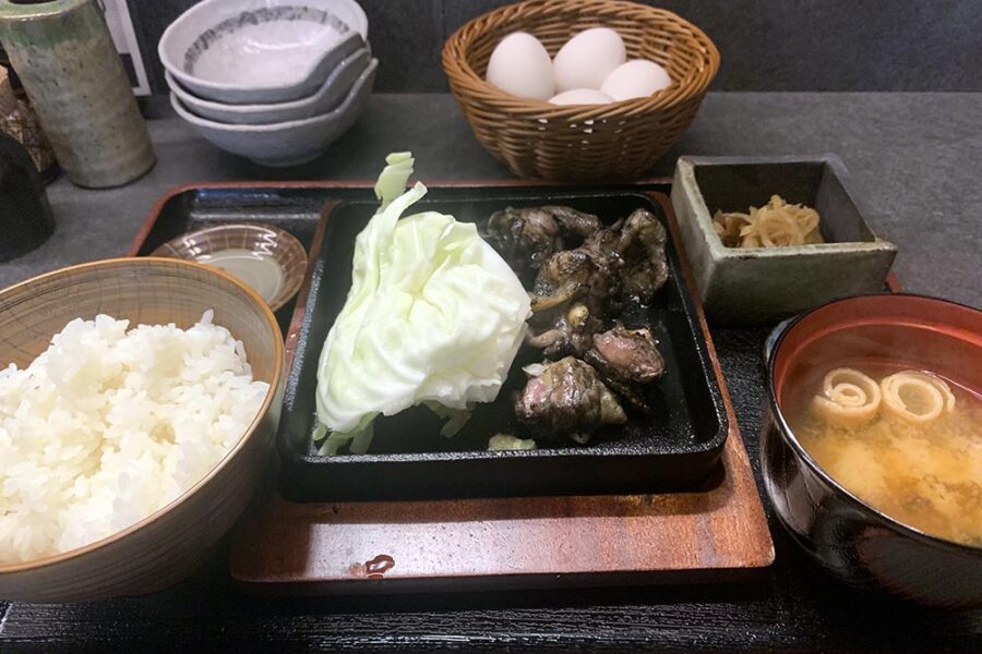 「わだち」もも炭火焼き定食900円