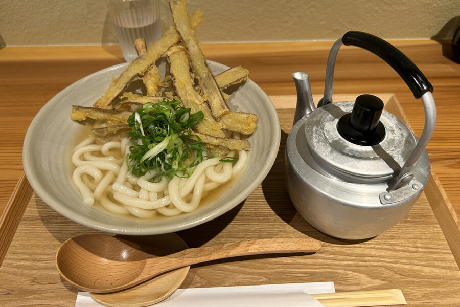 「峰のうどん」ごぼう天うどん900円