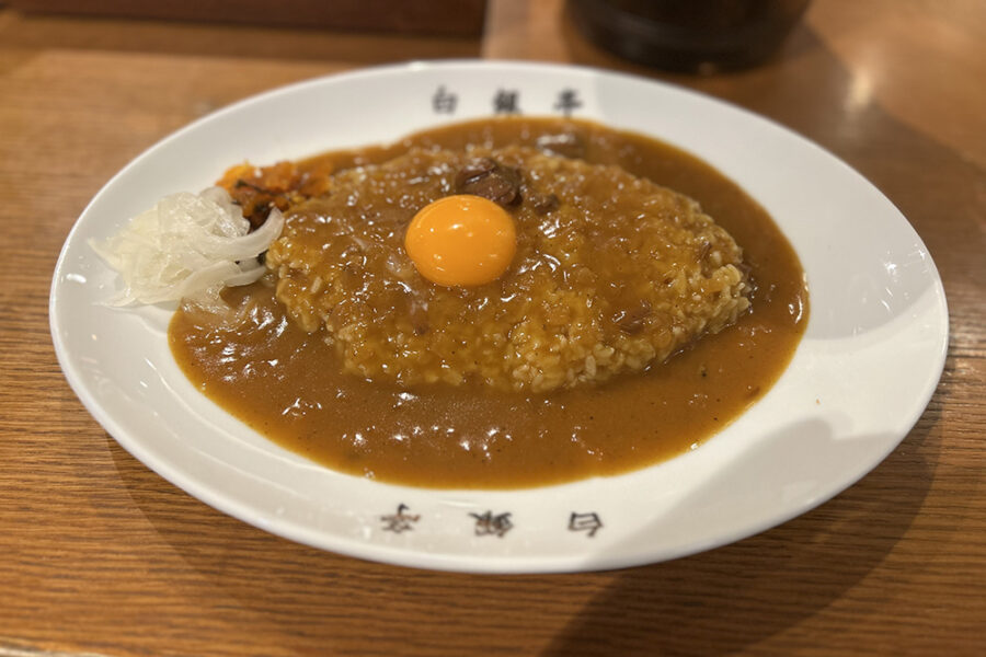 「白銀亭」カレー＋生卵